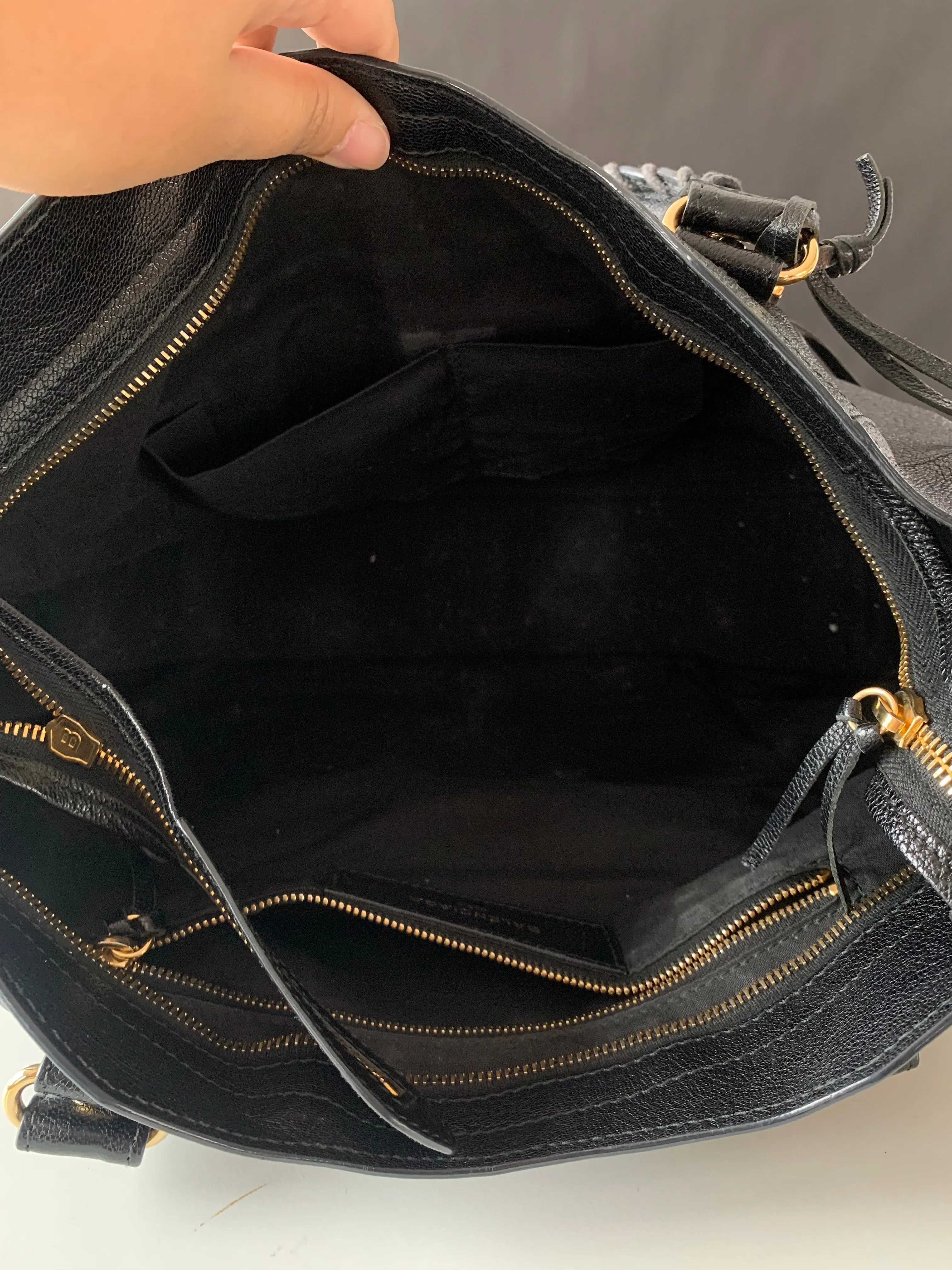 <b>BALENCIAGA</b> <br>Medium City Metallic Edge