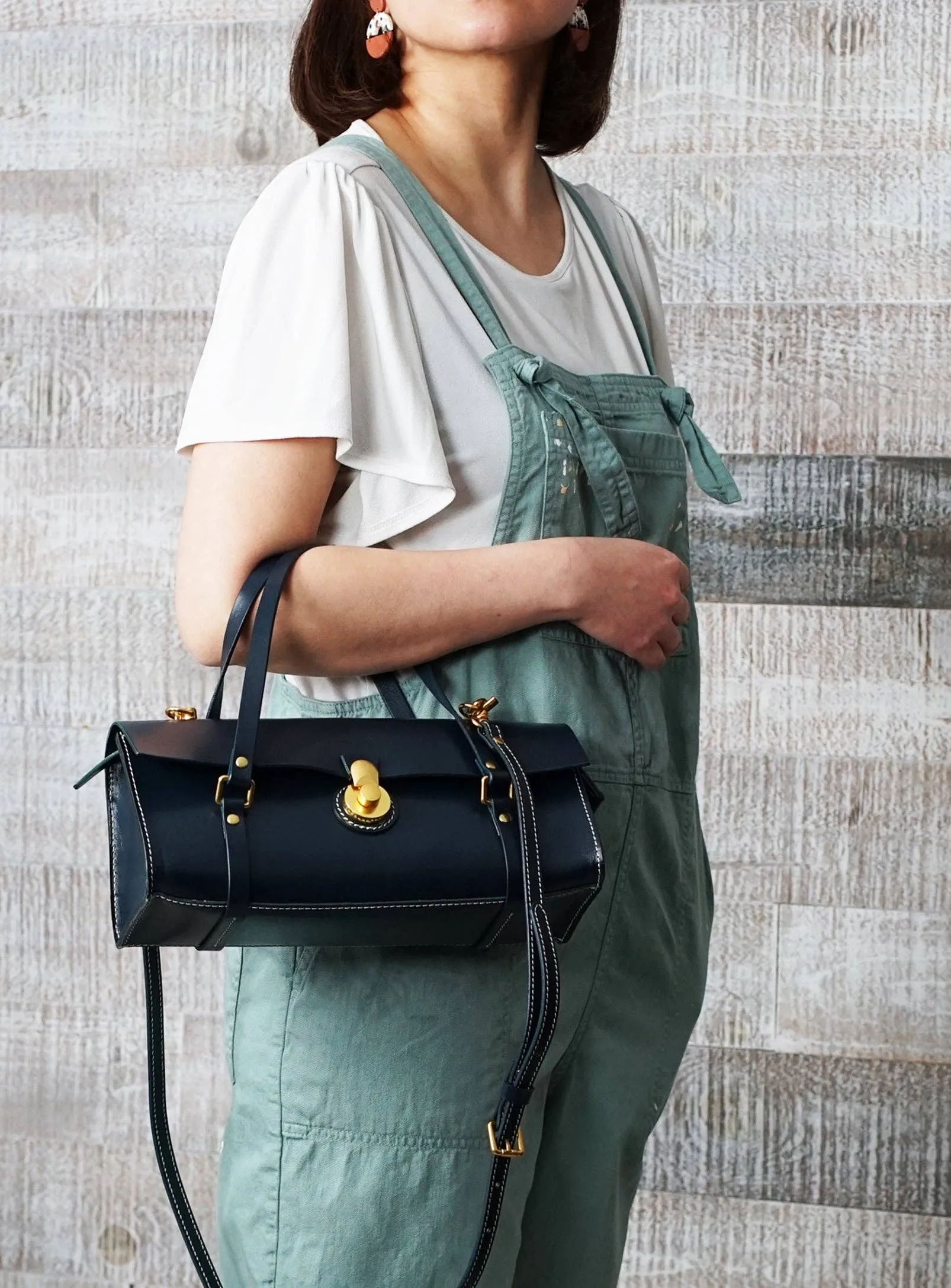Vive Classic Baguette Satchel Black